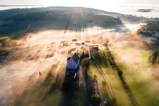 Kein seltener Anblick im Bodensee-Herbst: Ein im Frühnebel versinkendes Schloss Freudental in der Gemeinde Allensbach, hier aufgenommen ...