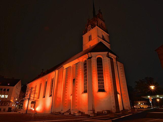 Die Friedrichshafener Kirche St. Nikolaus wurde am Orange Day 2020 rot angestrahlt.