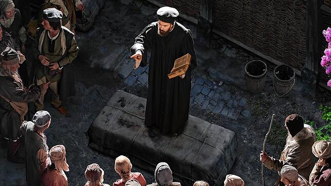 Täuschend lebensecht, wie Künstler Yadegar Asisi es im Panoramabild für Konstanz darstellt: Der Reformator Jan Hus verteidigt auf dem ...