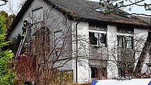 Polizei untersucht das Gebäude am Panoramaweg 22 in Unterkirnach am Tag nach dem Großeinsatz.