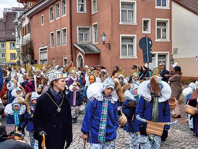 Alina Wöhrle (links) bei ihrer ersten Fastnacht als Ratsfrau, aktuell als Aspirantin, in den Reihen der Narrozunft.