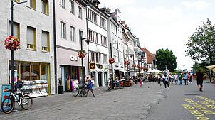 (Archivbild von 2024) Auf der Marktstätte hat eine Trickbetrügerin einem 16-Jährigen sein Handy abgenommen. Nun sucht die Konstanzer ...