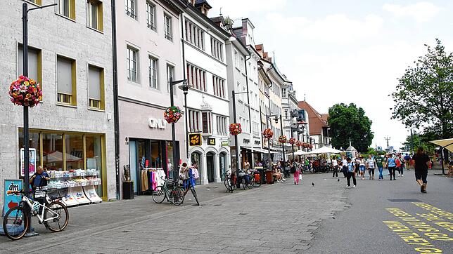 (Symbolbild) In einem Bekleidungsgeschäft an der Marktstätte wurde eine 30-jährige Frau am Freitagvormittag, 19. Juli, von einem ...