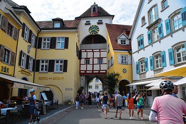 In der Sommersaison kommen zahlreiche Touristen durch das Unterstadttor in die Stadt.