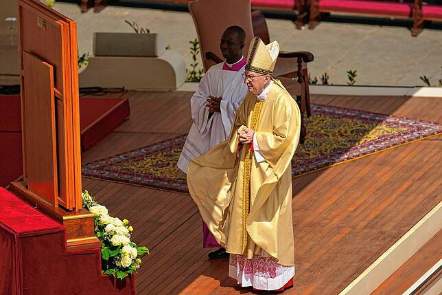 Vatikanischer Staatssekretär, Kardinal Pietro Parolin, betet am Ende einer Messe, die er am zweiten von neun Trauertagen für den ...