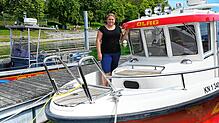 Sandra Götting, 2. Vorsitzende der DLRG-Gruppe Radolfzell, auf einem Boot am Liegeplatz im Seebad. Sie sieht ihre Einsatzkräfte gut ...