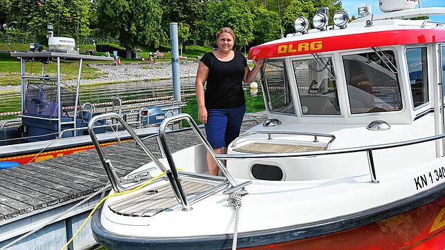 Sandra Götting, 2. Vorsitzende der DLRG-Gruppe Radolfzell, auf einem Boot am Liegeplatz im Seebad. Sie sieht ihre Einsatzkräfte gut ...