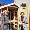 Nach dem dreisten Ausräumen des Mühlhauser Bücherhäusles sind die Regale wieder gut gefüllt. Im Bild Inge Duffner und Carmen Hopf (von ...