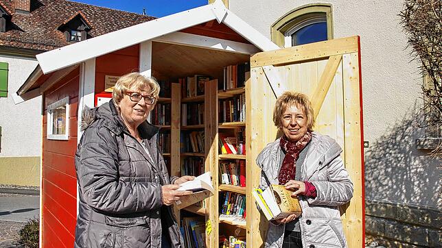 Nach dem dreisten Ausräumen des Mühlhauser Bücherhäusles sind die Regale wieder gut gefüllt. Im Bild Inge Duffner und Carmen Hopf (von ...