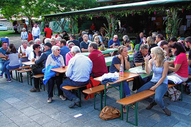 Der FC Hochrhein und der Musikverein Hohentengen richten das Hohentengener Weinfest aus.