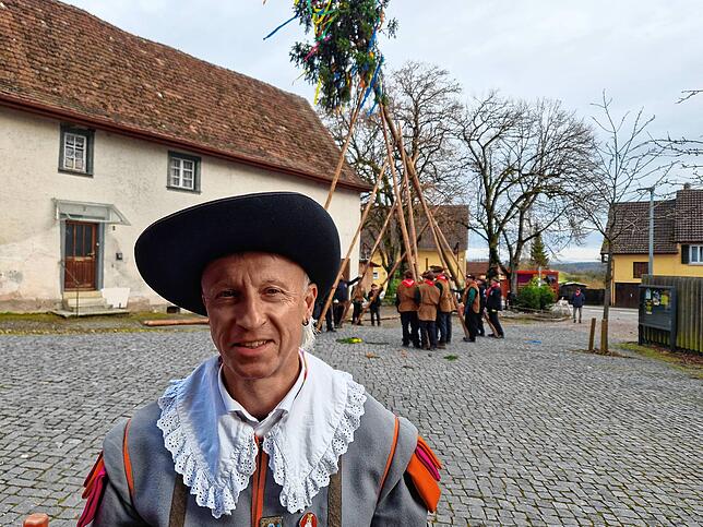Manfred Hiller, Zunftpräsident der Schimmelreiter Güttingen. Im Hintergrund bringen die Holzhauer den Narrenbaum in Position.