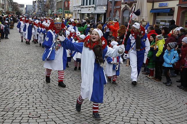 Am Nachmittag bringen dann die Glonkis nochmal Stimmung in die Straßen der Stadt. Rhabarber, Ahoi heißt es beim Umzug der Glonki-Gruppen.