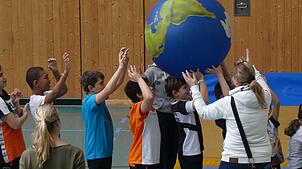 Bei diesem Spiel bewegen die Kinder gemeinsam eine Erdkugel.