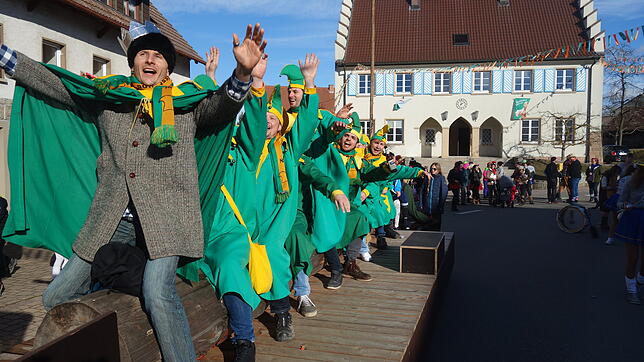 Hoch lebe der neue Narrenprinz: Frank Grieshaber (vorne) setzte sich beim Donnerstagsduell durch und durfte zur Belohnung auf dem ...