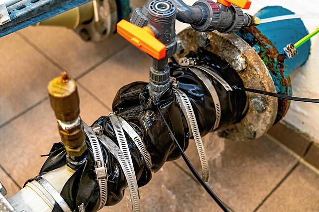 Dieses Wasserrohr versorgt die Bauernhöfe östlich der Anlage. Für die Landwirte war die Situation am Samstag brenzlig.