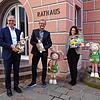 Sie freuen sich, dass zu Ostern doch etwas in der Altstadt geboten sein darf (von links): Bürgermeister Johannes Moser, ...