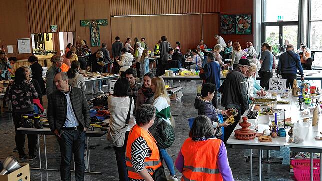 Erster Warentauschtag in Oberteuringen: Sowohl für die alten als auch für die neuen Besitzer der zahlreichen Artikel steht der Gedanke ...