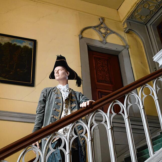 Auf diesen Treppenstufen ging einst Napoleon III. auf und ab. Heute steht hier eine Figur, die die damalige Mode trägt.