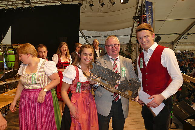 Mundelfingens Ortsvorsteher Michael Jerg (Mitte) überreicht den Bräunlinger Landjugendlichen den Preis für den dritten Platz.
