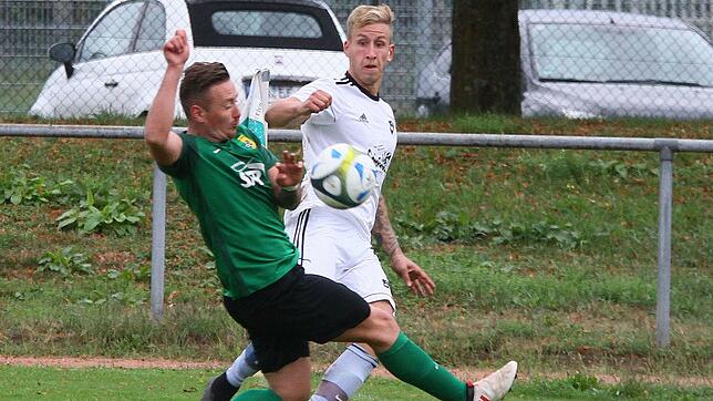 Künftig im gleichen Team: Vor vier Jahren standen sich Marco Romano (vorn) und Yannik Böhler beim Gastspiel des FC Wittlingen als ...