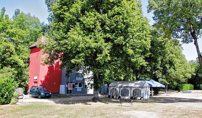 Idyllisch gelegen: Im Schatten großer Bäume verbringen Stamm- und Feriengäste gerne schöne Stunden.