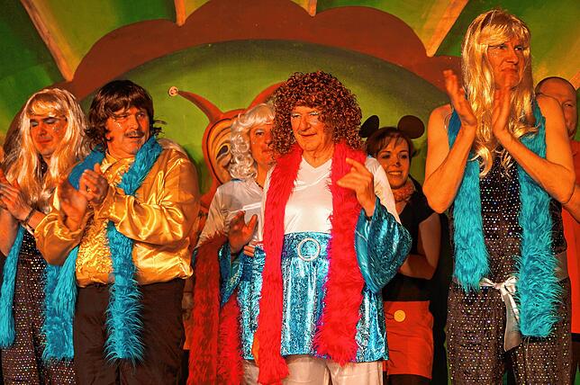 Der Altnarrenrat zeigte als „Dancing Queen“ zu den Klängen von Abba, was sie alles drauf haben. Das Publikum hatte sicht- ...
