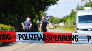 Im Juli 2024 ermittelten bayerische Polizeibeamte am Bodenseeufer zwischen Kressbronn und Nonnenhorn. Ein 70-Jährige war tot auf einem ...