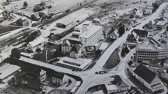 Vergleichsweise leer erscheint die Bahnhofstraße in den 1950er-Jahren, an ihrem Verlauf hat sich aber bis heute nichts geändert.