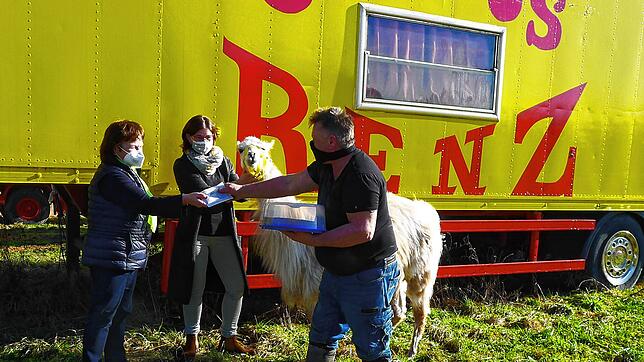 Übergabe des Erlöses aus der Aktion &bdquo;Kuchen to go&ldquo; (von links): Anette Teuchert und Christine Steidle mit Zirkuschef René ...