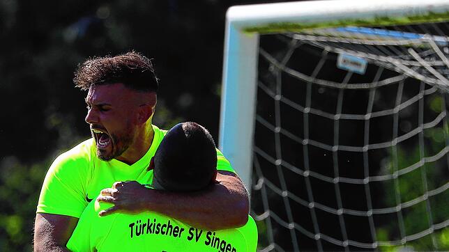 Riesenjubel bei Marcel Simsek und seinem Türkischen SV Singen. Im Elchesheim gewann der TSV mit 4:1.