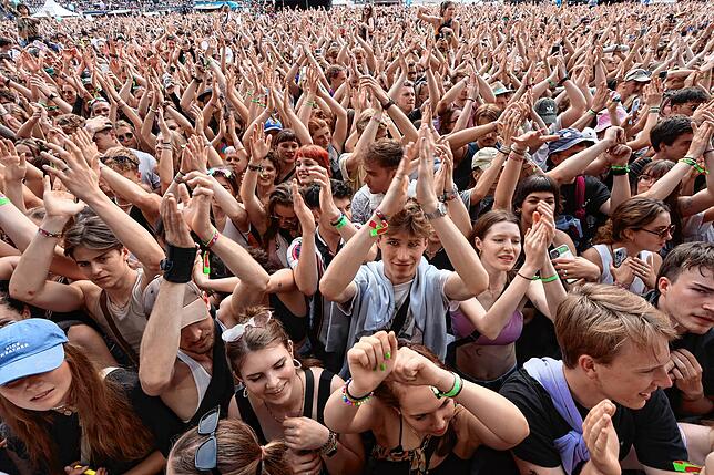 Bild 8: Im Stadion wird am zweiten Tag des Campus-Festivals nochmals aufgedreht