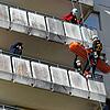 Simon Bähn begleitet den &bdquo;Verletzten&ldquo; in der Rettungswanne nach unten.