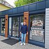 Unternehmer Francesco Falivena steht vor dem Container am Stadtgarten, den er verkauft, weil der Mietvertrag mit der Stadt Pfullendorf ...