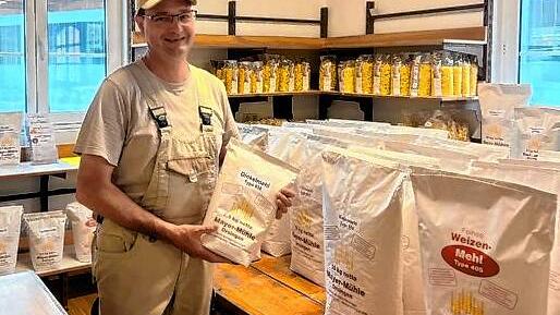 Frank Mayer betreibt die Mayer-Mühle in Orsingen. Das hauseigene Mehl kann man unter anderem direkt vor Ort im kleinen Mühlenladen kaufen.