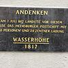 An der Konstanzer Marktstätte erinnert heute noch eine Tafel an den Wasserstand im Jahr 1817. Bild: Philipp Zieger