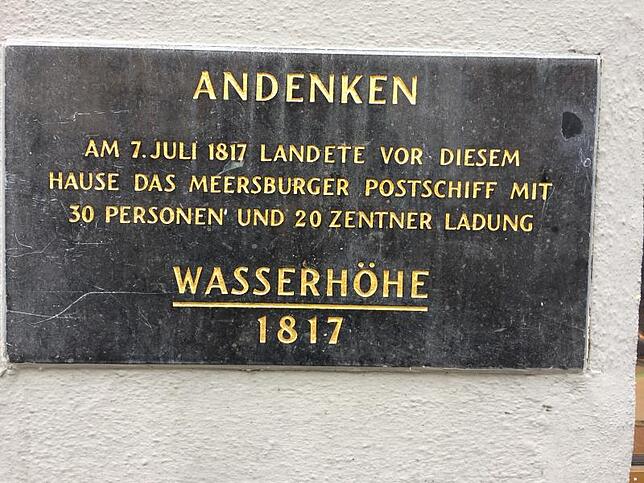 An der Konstanzer Marktstätte erinnert heute noch eine Tafel an den Wasserstand im Jahr 1817. Bild: Philipp Zieger