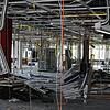 Trümmerfeld: Die Zwischenwände sind entfernt, die Verkleidungen von Wänden und Decke entfernt, die Kabel liegen frei. Die Entkernung des ...