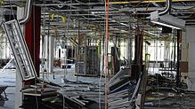 Trümmerfeld: Die Zwischenwände sind entfernt, die Verkleidungen von Wänden und Decke entfernt, die Kabel liegen frei. Die Entkernung des ...