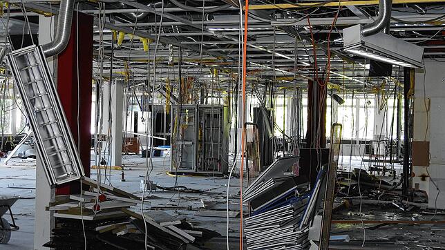 Trümmerfeld: Die Zwischenwände sind entfernt, die Verkleidungen von Wänden und Decke entfernt, die Kabel liegen frei. Die Entkernung des ...
