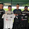 Glückliche Viererkette: Villingens Trainer Marcel (links) und Sportvorstand Arash Yahyaijan (rechts) rahmen die beiden Neuzugänge Shuto ...
