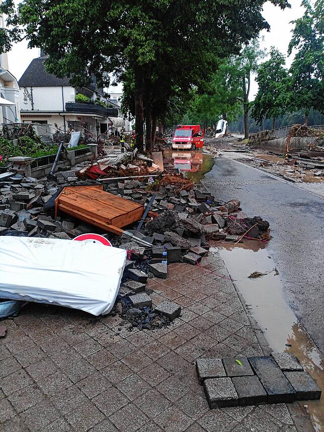 Das Bild zeigt, das was von der Straße und den Fußwegen unmittelbar vor dem evakuierten Krankenhaus noch übrig war. Mit der Matratze ...