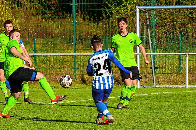 Bild 12: SV Karsau verteidigt die Tabellenspitze durch einen 4:2-Erfolg gegen Verfolger Spvgg. Wehr