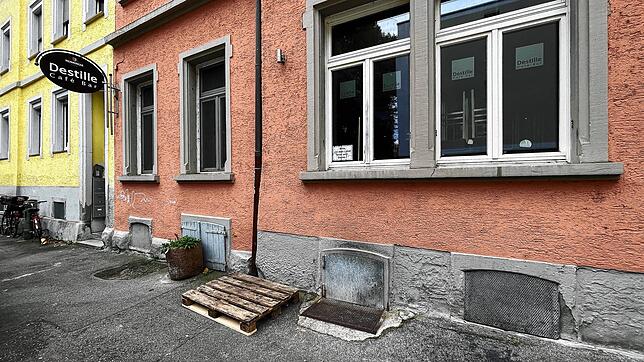 In der Destille begann die jüngste Einbruchsserie. Der Täter nutzte diese Europalette, um besser an ein Seitenfenster zu kommen.