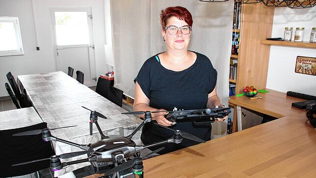 Sabrina Heckler fliegt ihre erste Saison als Drohnenpilotin. Sie hat ein großes Interesse an Technik und setzt die Drohne bei der Suche ...