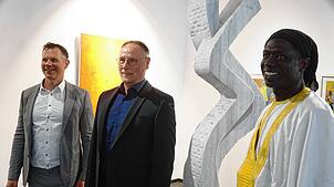 Alexander Höllwarth (links) mit den beiden Künstlern Frank Teufel und Sada Tall, die nun in Königsfeld ausstellen. Foto: Rüdiger Fein