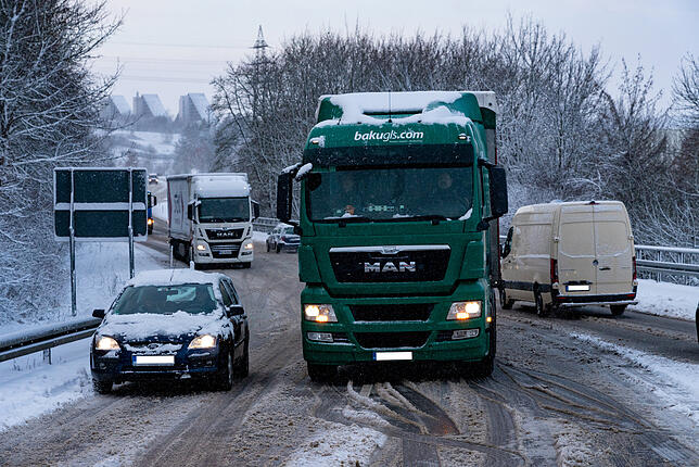 Schwierige Verkehrsverhältnisse herrschten morgens im Berufsverkehr wie hier am Fürstenbergring. Besonders die schweren Lkws haben zu ...