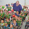 Karola Rösch mit ihren Handball-Kids. Jede Woche trainiert sie mit den Kleinsten den Ballsport. Jugendförderung und eine sinnvolle ...