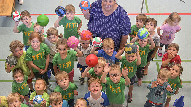 Karola Rösch mit ihren Handball-Kids. Jede Woche trainiert sie mit den Kleinsten den Ballsport. Jugendförderung und eine sinnvolle ...