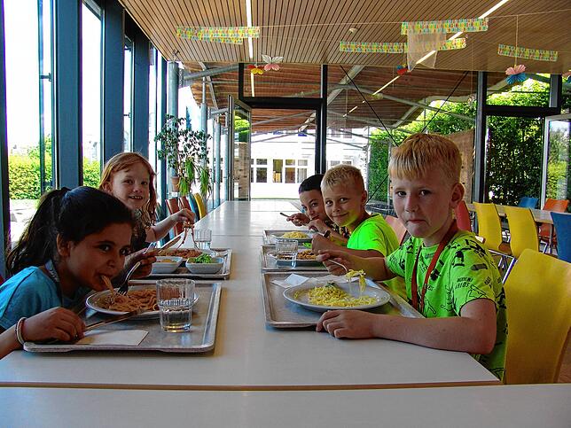 „Schmeckt gut“, sagen Noelia, Louisa, Luciano, Paul und Mats (von links). Die Zweitklässler freuen sich, dass Spaghetti auf ...