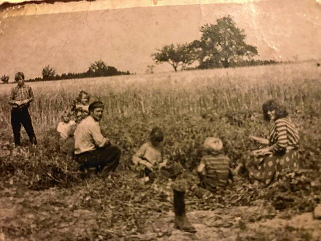 Das historische Bild von August Frauendienst zeigt die Familie bei der Feldarbeit.